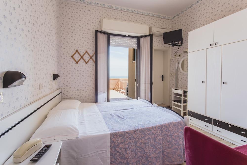 Hotel Eden Viserbella di Rimini Екстериор снимка