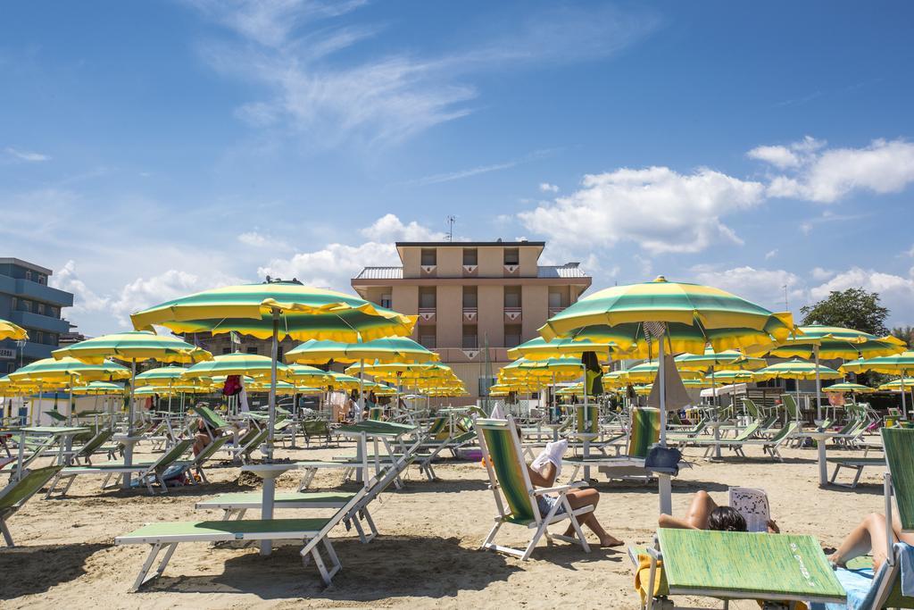 Hotel Eden Viserbella di Rimini Екстериор снимка